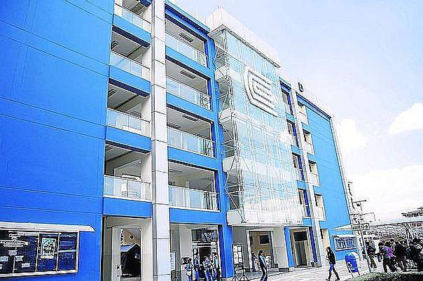 Universidad Continental ofrece 332 becas de estudios para jóvenes destacados