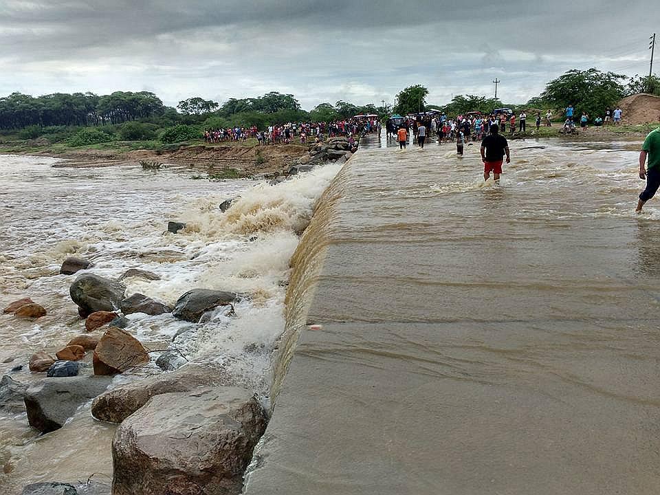 Piura: El río "Chiquito" arrastra a un joven (VIDEO)