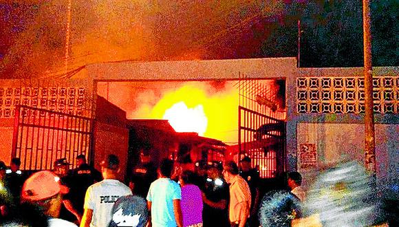 Dantesco incendio en el mercado Acapulco de Talara reduce 26 puestos a cenizas 
