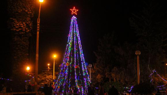 Árbol navideño en el distrito de Pachía fue encendido por autoridades y pobladores en la plaza Grau. (Foto: Cortesía)