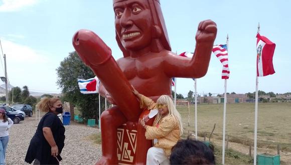 La cantante criolla posó con la escultura que ayuda a promover el turismo en el distrito mochero. (Foto; Municipalidad Distrital de Moche)