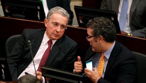 Acusan a Álvaro Uribe de nexos con paramilitares y narcos
