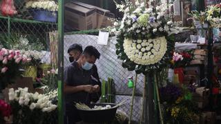 Vendedores del Mercado de Flores lamentan cierre de cementerios este 1 y 2 de noviembre (FOTOS)