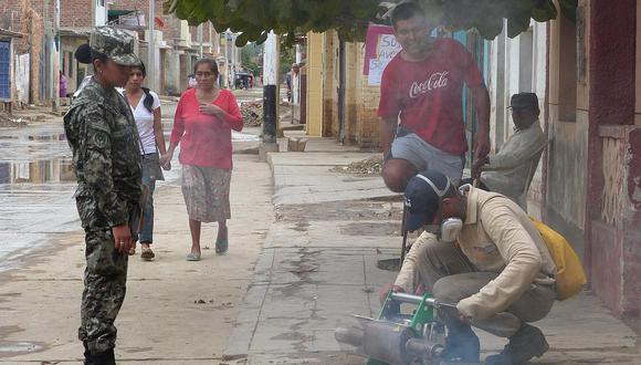 Piura: 300 soldados del Ejército y voluntarios inician fumigación en Catacaos