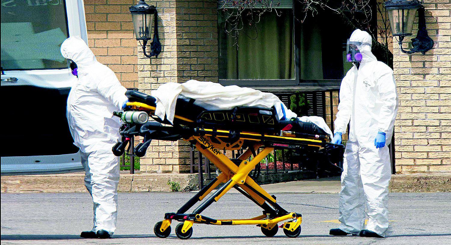 Pacientes COVID fallecen en la puerta del hospital