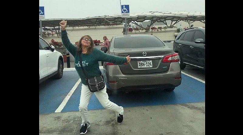 Mujer estaciona su auto en zona de discapacitados del Jockey Plaza y causa indignación (FOTOS)