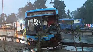 Bus informal se despistó tras chocar contra camión y derribó barra de metal en San Juan de Miraflores