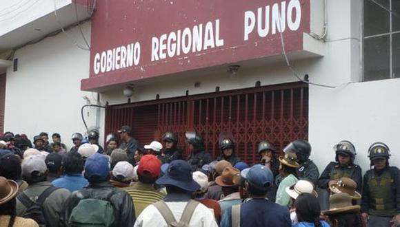 Pobladores de la zona lago protestan en el Gobierno Regional de Puno