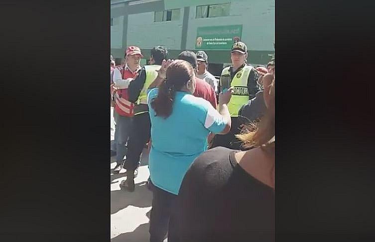 Choferes atacan a inspectores que se refugian en comisaría (VIDEO)