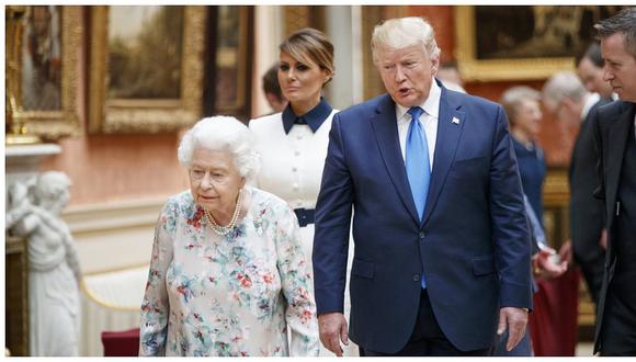 Trump vuelve a romper el protocolo real británico al referirse a la reina Isabel II (FOTO)