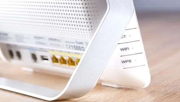 Colocar el router en un lugar libre y alto para captar mejor la señal, utilizar más productos con cable Ethernet y verificar la velocidad contratada son los pasos esenciales para tener una mejor conectividad