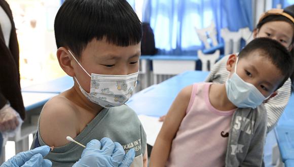 Un niño recibe la vacuna contra el coronavirus Covid-19 en una escuela en Handan, en la provincia de Hebi, en el norte de China, luego de que la ciudad comenzara a vacunar a niños de entre 3 y 11 años. (Foto de AFP)