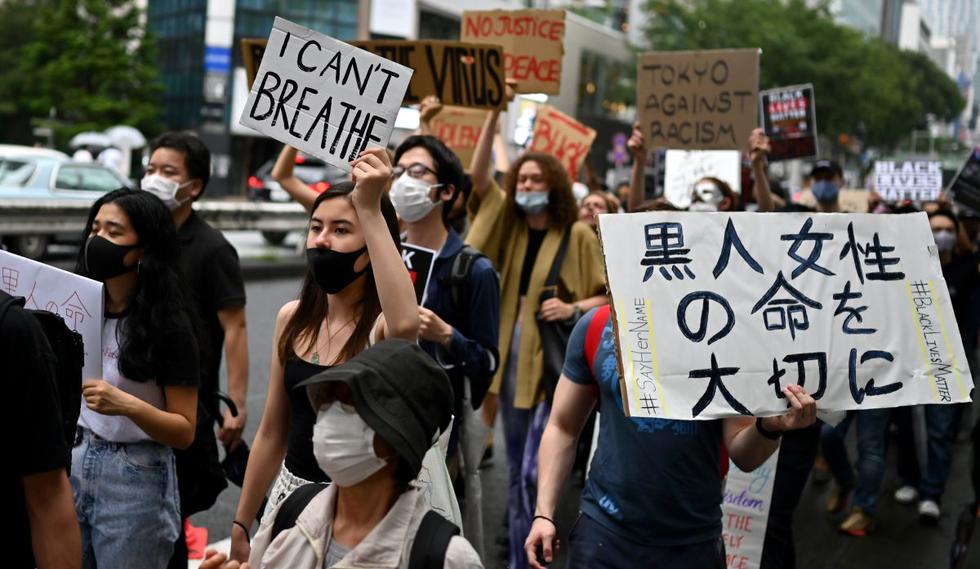 Con carteles en manos, miles de manifestantes caminaron por las calles principales de Tokio para rechazar el racismo. (AFP / CHARLY TRIBALLEAU)