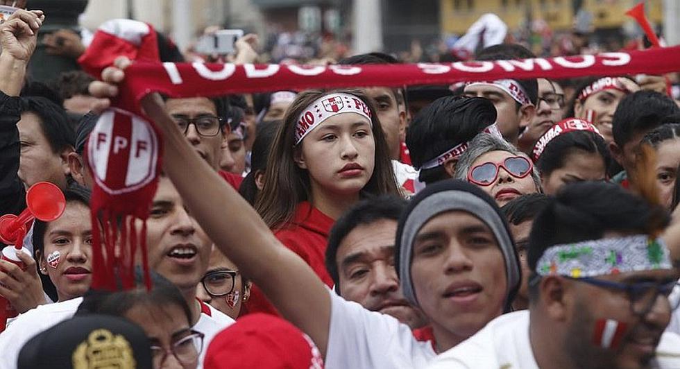 Perú vs. Brasil: Hinchas se congregan en la Plaza de Armas 