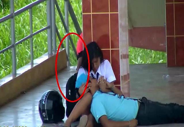 Tumbes: Cámaras de seguridad graban a ladrón robando una mochila a pareja de enamorados (VIDEO)
