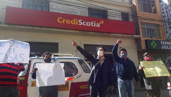 Pobladores protestan contra entidades financieras de Juliaca