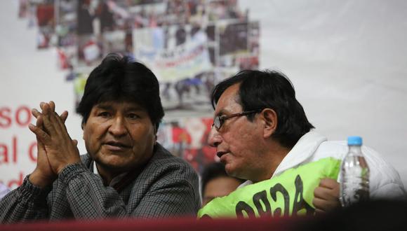 Decenas de detractores lo esperaron afuera del auditorio para protestar en su contra. Jaime Quito y María Agüero estuvieron en el congreso juvenil de Perú Libre. (Foto: Correo)