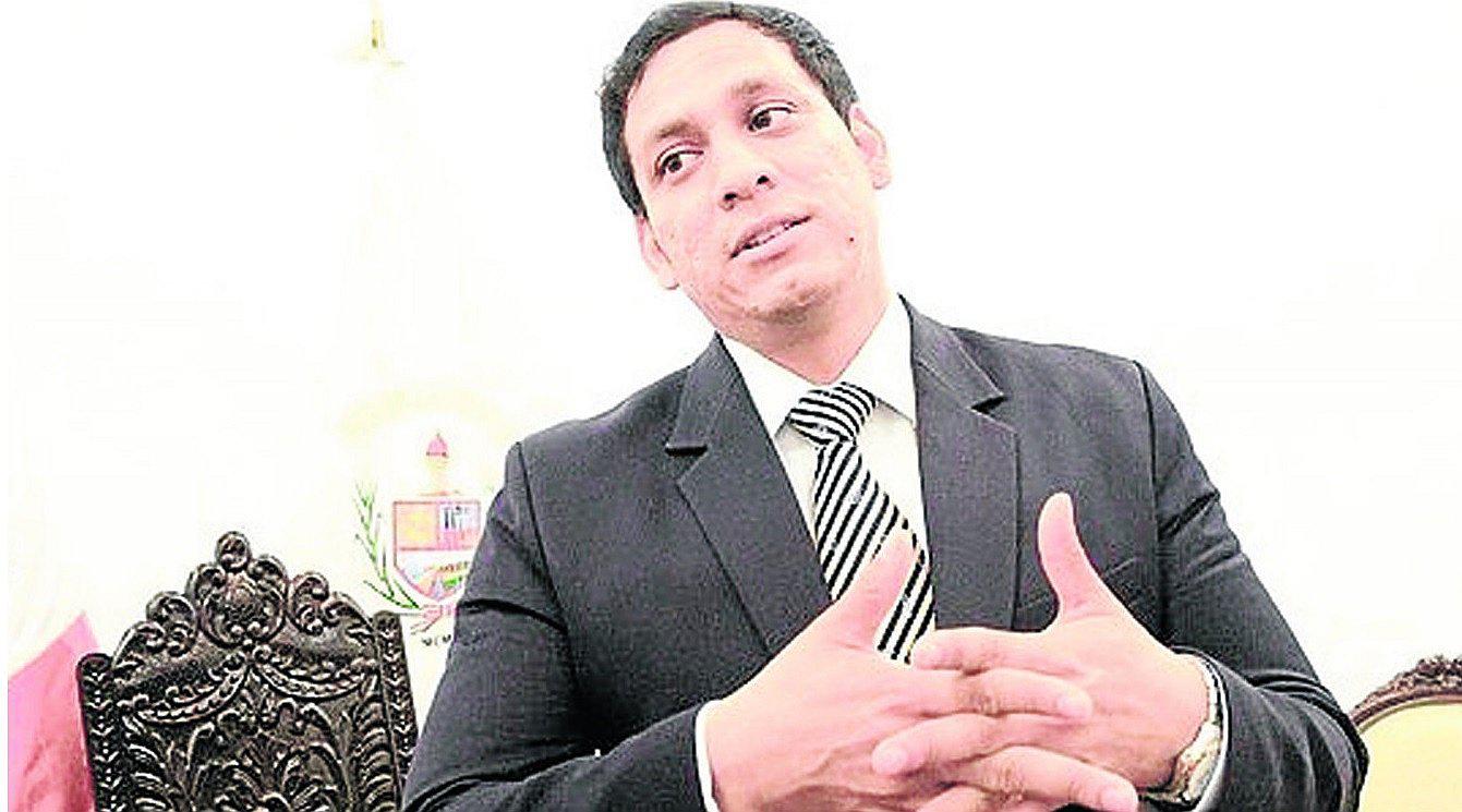 Luis Valdez pasa una dura “Semana Santa” en medio de denuncias y pesquisas