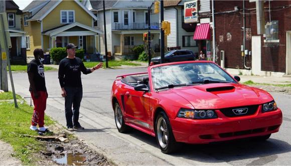 Momento en que Antonio Gwynn recibe de regalo un auto por su desinteresada acción de limpiar las calles tras una manifestación. (Foto: Fox8)