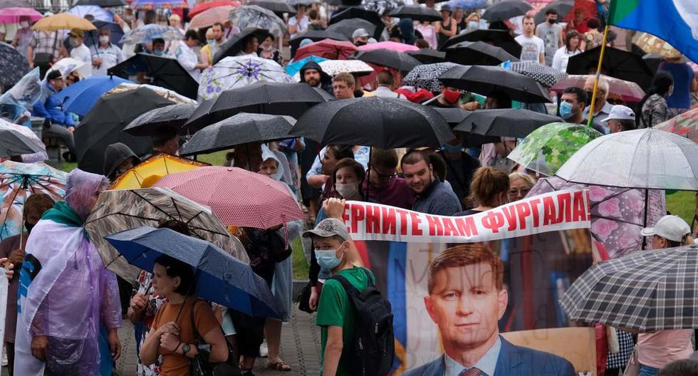 Las personas participan en una manifestación contra el Kremlin en apoyo a Serguéi Furgal en Jabárovsk. (AFP / Aleksandr YANYSHEV).