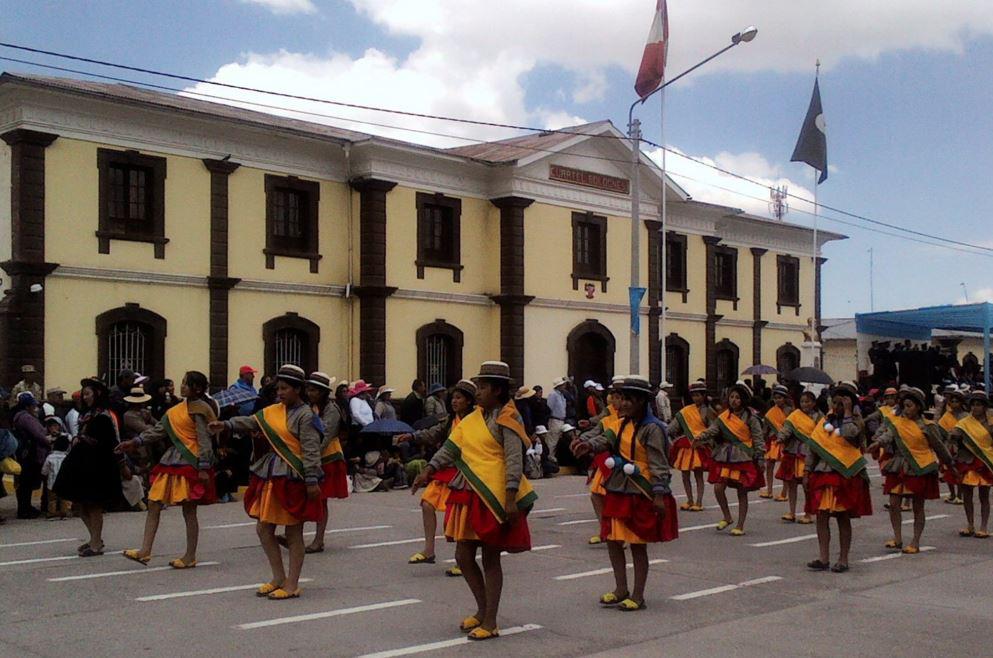 Desfile escolar por aniversario de la ciudad de Juliaca