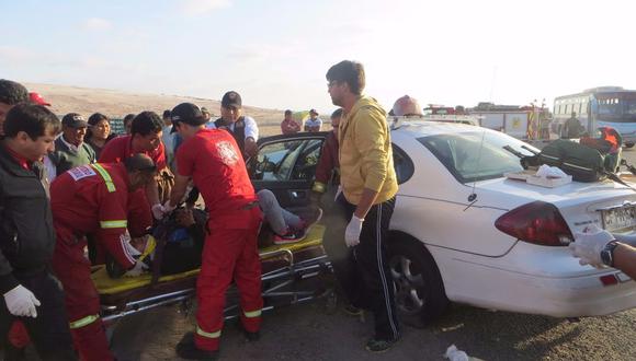 Auto chileno y ambulancia colisionan dejando cinco heridos 
