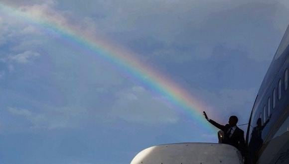 FOTO: Un arcoiris le salió de la mano a Obama antes de abrazar a Raúl Castro 