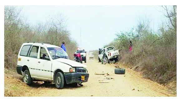 Choferes salvan de morir al chocar un automóvil contra camioneta en vía a Papayal 