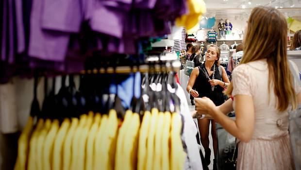 ¿Lavas tu ropa nueva antes de usarla? Estos son los peligros de no hacerlo (VIDEO)