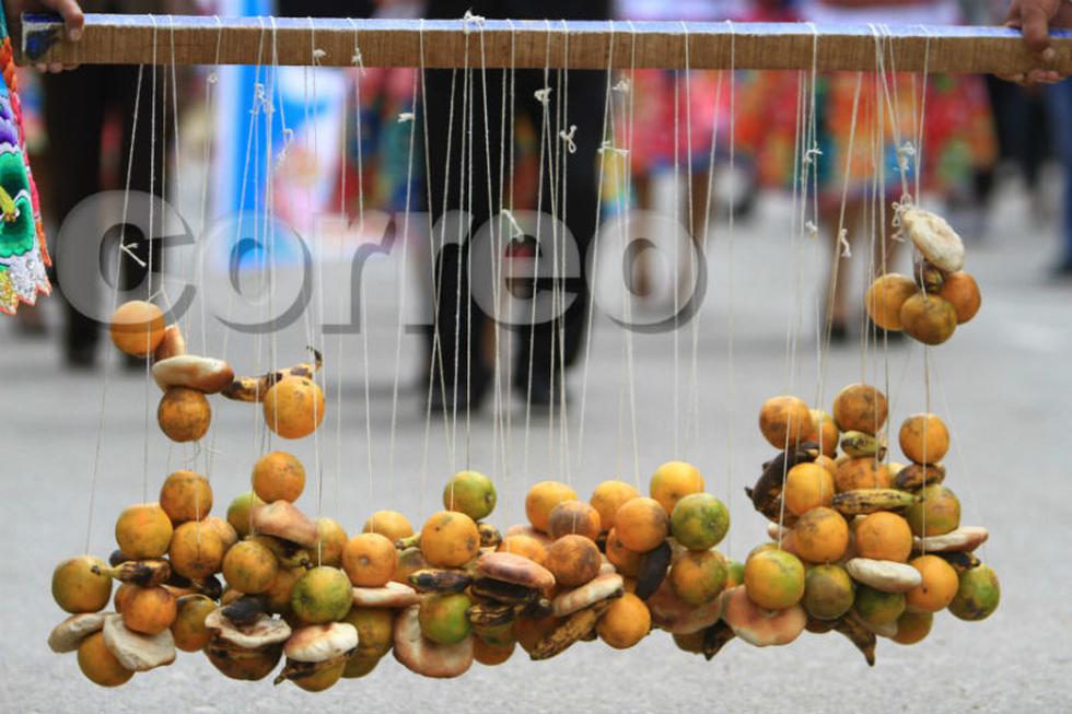 Niños "marcan" plantas en fiesta de santiago (FOTOS)