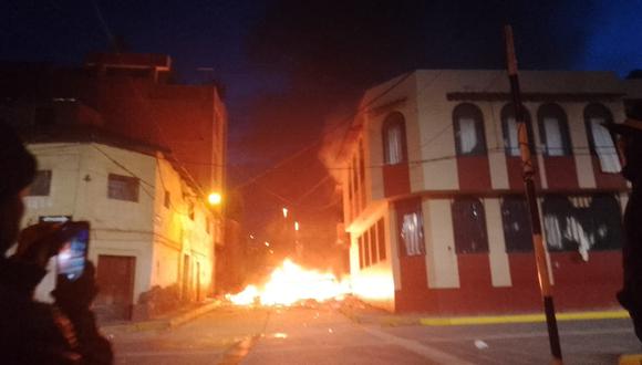 Además de incendiar la comisaría de Puno, por la noche las turbas incendiaron la sede del Poder Judicial de Juli (Puno)