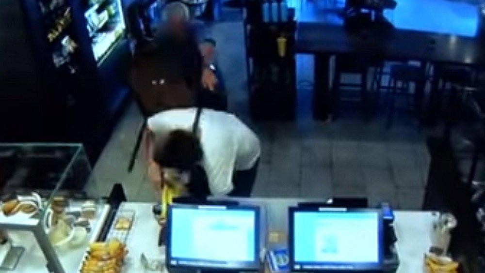 YouTube: Ladrón intentó asaltar restaurante, pero cliente lo redujo con tremendo sillazo [VIDEO]