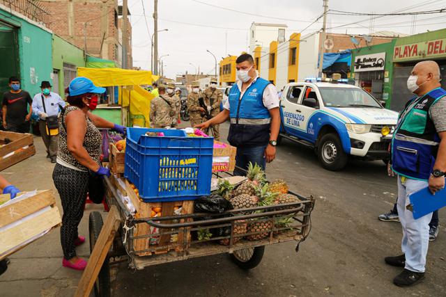 De acuerdo con la comuna capitalina, los agentes constataron que la gran mayoría de los ambulantes informales incumplía la norma sanitaria señalada.  (Foto MML)