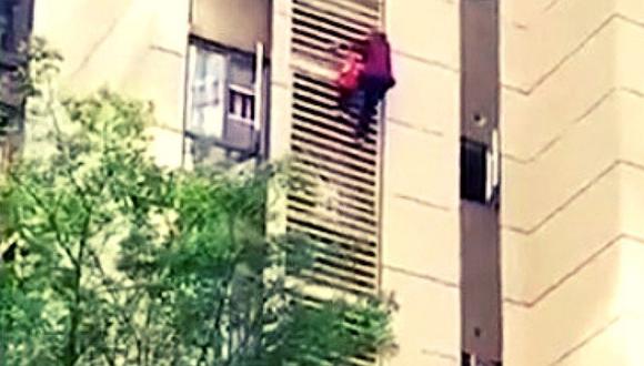 ​China: anciana con Alzheimer desciende 10 pisos por el exterior de edificio