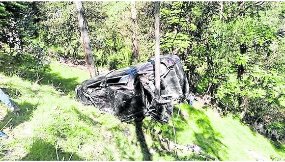 Cuatro pasajeros mueren al caer miniván a un abismo  
