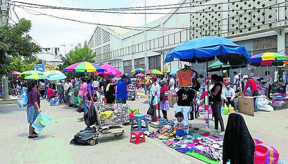 Los ambulantes se apoderan del mercado de Piura