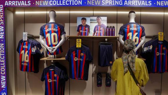 Barcelona presentó la nueva camiseta para la temporada 2022-2023. (Foto: EFE)