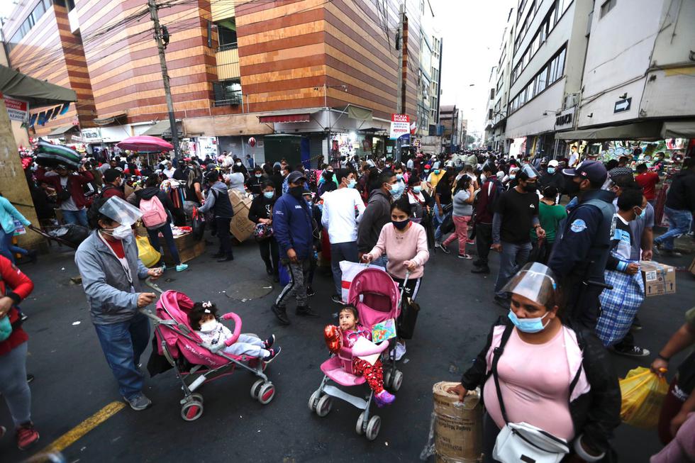 Cientos de personas llegaron hasta Mesa Redonda, en el Cercado de Lima, para realizar sus compras de último momento por el Día de la Madre. (Foto: Fernando Sangama / @photo.gec)