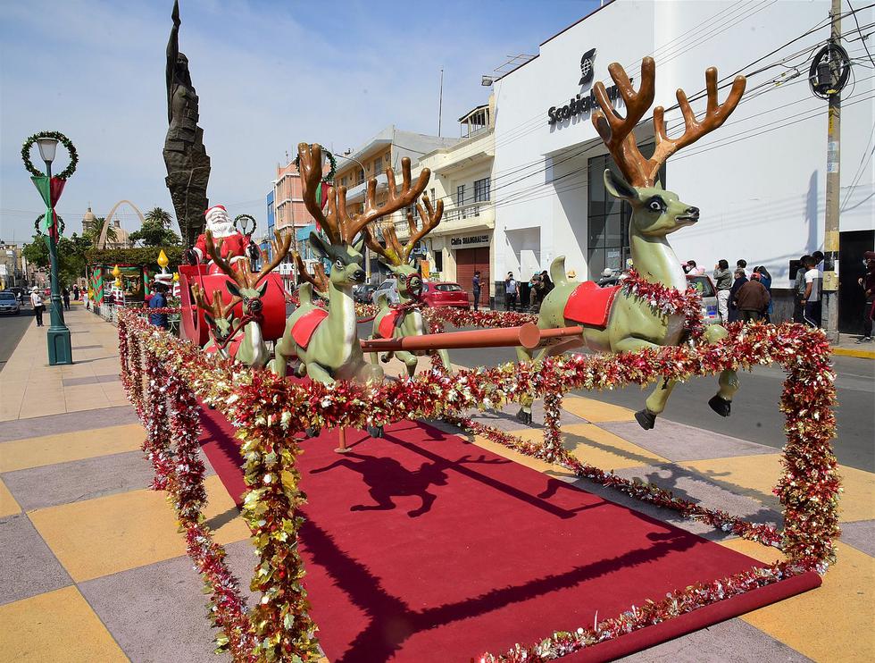 Municipio instala adornos navideños en plazas y avenidas