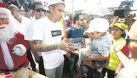 ​Paolo Guerrero llevó alegría a niños en hospital y AAHH