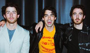 Fanáticas de los Jonas Brothers acampan pese al frío para ser las primeras en ingresas al concierto