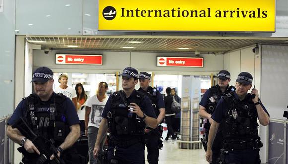 Refuerzan seguridad en aeropuertos británicos por amenaza terrorista