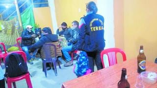 Arrojan ceviche y botellas para evitar intervención de la policía en reunión en Huancayo