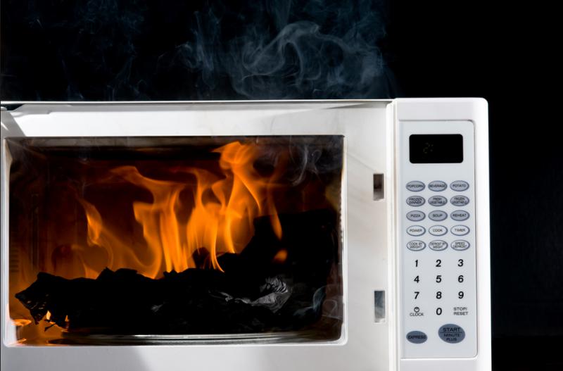 ¡Cuidado! 10 cosas que jamás debes meter al microondas