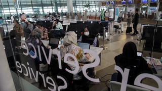 Hombre con COVID-19 se disfraza de mujer para abordar avión en Indonesia