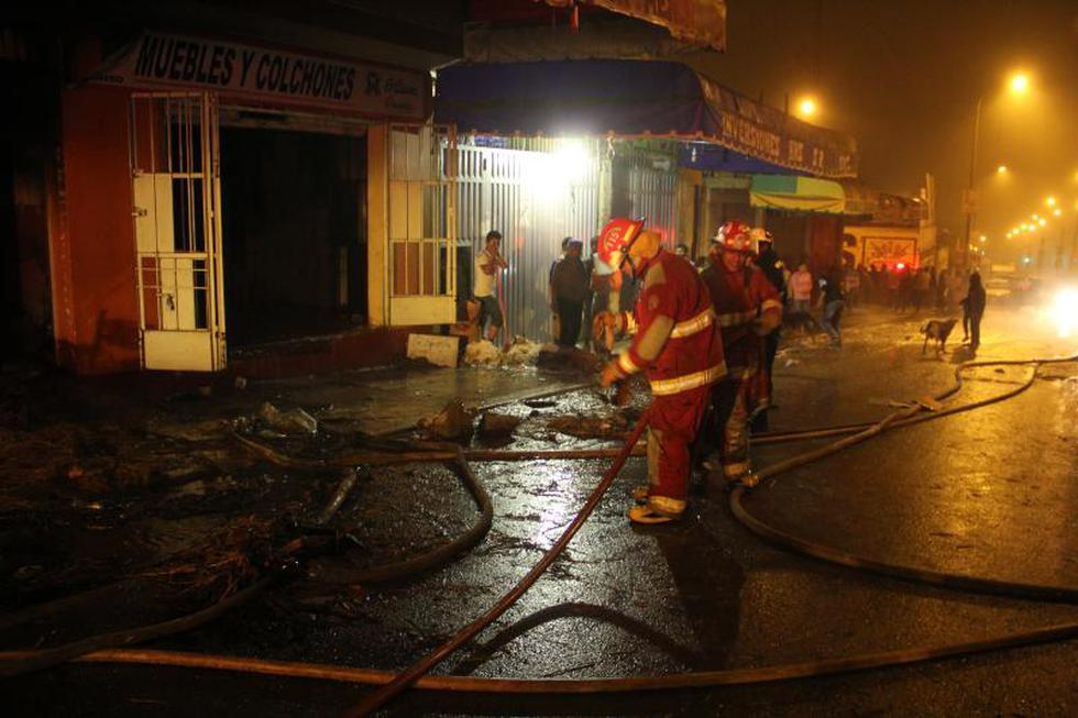 Incendio en Huaycan consumió almacén de colchones (FOTOS)