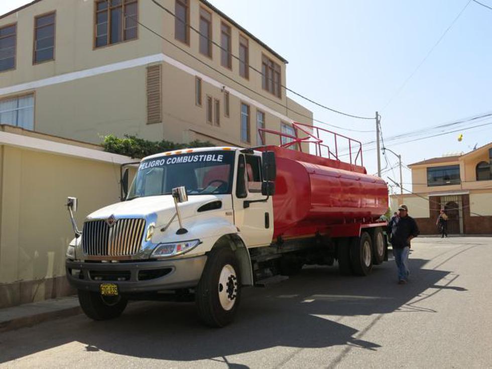 Cisterna rompe poste y deja sin luz a una calle