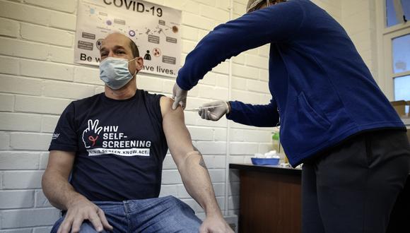 Un voluntario sudafricano recibe una dosis de la vacuna de Astra Zeneca/Oxford. (Foto Luca Sola / AFP)