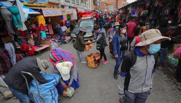 Ciudadanos hacen compras en un mercado de El Alto, Bolivia. (EFE/Martín Alipaz).