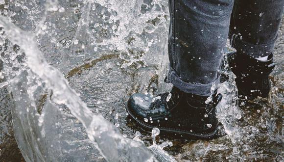 ¿Cómo secar unos zapatos mojados rápidamente? Aquí te dejamos los trucos caseros más efectivos. (Foto: Pexels)